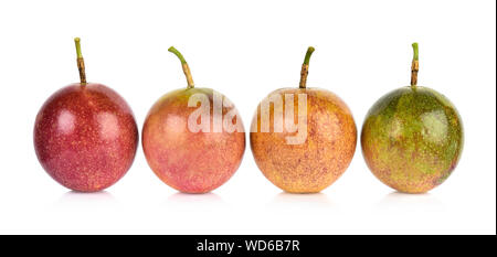 Passionsfrucht auf weißem Hintergrund Stockfoto