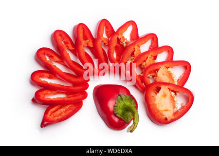 Rote Paprika in Scheiben geschnitten und ein Stück Pfeffer mit einem grünen Schwanz in der Mitte auf einem weißen Hintergrund Blick von oben Stockfoto