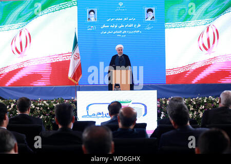 (190829) - Peking, Aug 29, 2019 (Xinhua) - der iranische Präsident Hassan Ruhani liefert eine Rede in Teheran, Iran, am 12.08.27., 2019. Iranische Beamte am Dienstag forderte die Vereinigten Staaten auf, ihre Sanktionen gegen den Iran zu heben den Weg für Verhandlungen über die gegenseitigen Probleme zu ebnen. (Irans Presidential Office/Handout über Xinhua) Stockfoto