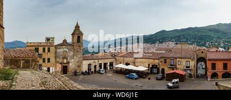 Blick auf die kleine Stadt Castelbuono, Palermo, Sizilien, von der Piazza Castello. Stockfoto