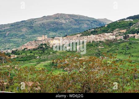 Das Bergdorf Petralia Sottana vor dem Hintergrund der Madonien in Sizilien, Italien Stockfoto