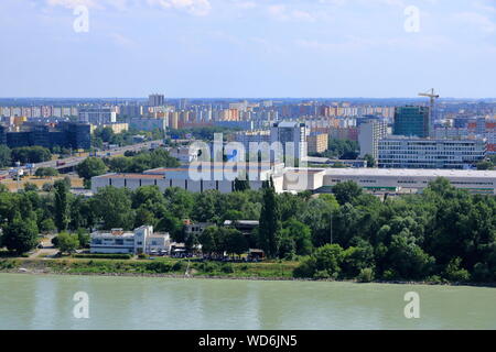 Bratislava, Slowakei, 18. Juli 2019: Ansicht von Oben auf die Bausteine von Wohnungen in Bratislava Stockfoto