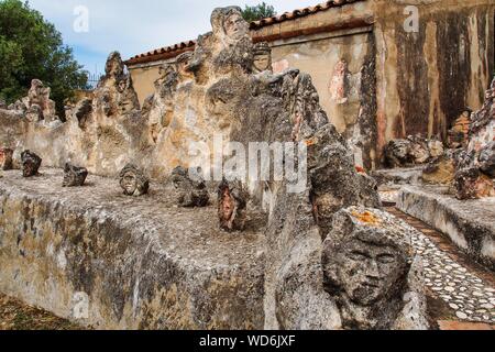 Gesichter eingraviert auf dem Felsen. Verwunschenen Schloss von Sciacca, Open-air Museum in Agrigent, Sizilien in Italien Stockfoto