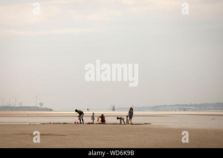 © Chris Bull. 27/08/19 CROSBY, Merseyside, UK. Heißes Wetter am Crosby Beach, Merseyside, heute (Dienstag, 27. August 2019). Das Vereinigte Königreich hat sich aalen Stockfoto