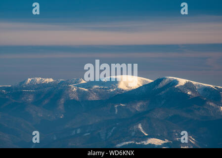 Blick auf Cierny kamen, Ploska und Borisov Hügel von Martinske Hole in der Mala Fatra Gebirge in der Slowakei im Winter Tag mit blauem Himmel Stockfoto