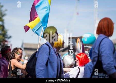 © Chris Bull. 24/8/19 Manchester, UK. Manchester Pride 2019 Parade durch das Stadtzentrum von Manchester heute (Samstag, 24. August). In diesem Jahr, Stockfoto