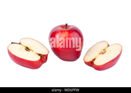 Ein ganzer roter Apfel und zwei Hälften von Apple auf weißem Hintergrund Nahaufnahme Stockfoto