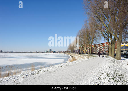 Hoorn, North Holland/Niederlande - März 11, 2012: sideway entlang Snowy gefrorene Meer in Hoorn Stadt im Winter sonniger Tag. Stockfoto