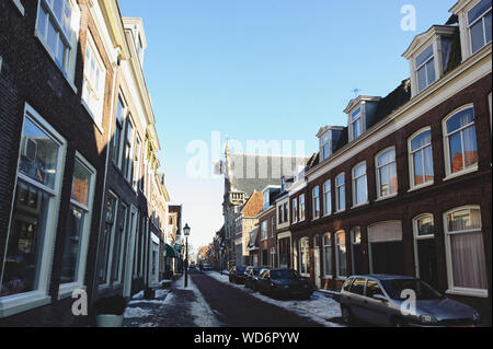 Hoorn, North Holland/Niederlande - März 11, 2012: Schnee auf Straßen von Hoorn Stadt am sonnigen Wintertag. Stockfoto