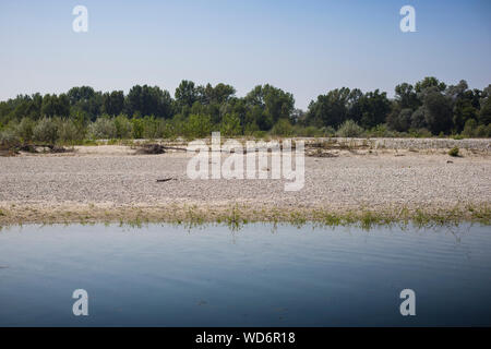 Natürliche Sommer Flußlandschaft mit blauen Wasser, Bäume und Sandstrand. Bernate Ticino, Lombardei, Italien. Stockfoto