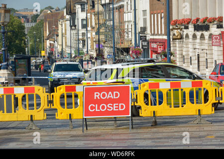 Maidstone, Kent, Großbritannien. Polizei Absperren der Innenstadt auf einem Sonntag Morgen während der forensischen Teams der Schauplatz von mehreren Messerstechereien über Nacht zu untersuchen. Stockfoto