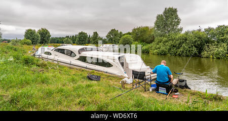 Angler Angeln in der Flotte Deich in South Walsham, eine kleine Strecke von Wasser aus dem Fluss Bure auf der Norfolk Broads Stockfoto