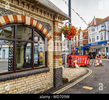 Sheringham High Street mit schildern Sie den Zugriff einschränken, weil von einem Waschbecken Loch entlang der Hauptstraße Stockfoto