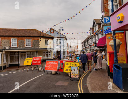 Sheringham High Street mit schildern Sie den Zugriff einschränken, weil von einem Waschbecken Loch entlang der Hauptstraße Stockfoto