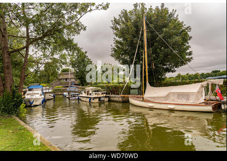 Urlaub Boote in einem kleinen Deich befindet sich in der South Walsham Breit, Norfolk Stockfoto