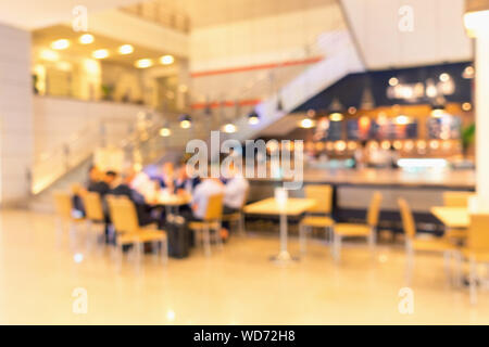 Abstrakte Motion Defokussieren verschwommen von Kaffee Cafe Shop im Kaufhaus, Defokussierten Blurry und Bokeh Licht im Einkaufszentrum, Business Kunden speichern S Stockfoto