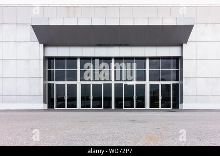 Architektur der vorderen Eingang Tor und moderne Fassade Aluminium Dekorative von Kaufhaus, aus Aluminium Türen mit gehärtetem Glas Tür o Stockfoto