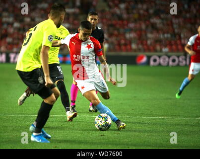 Prag, Tschechische Republik. 28 Aug, 2019. Slavia Prag nicolae STANCIU (R) konkurriert im zweiten Bein Übereinstimmung zwischen Slavia Prag und rumänische Cluj an der UEFA Champions League Play-offs, in Prag, der Tschechischen Republik, am 12.08.28., 2019. Credit: Dana Kesnerova/Xinhua Quelle: Xinhua/Alamy leben Nachrichten Stockfoto