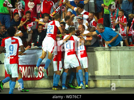 Prag, Tschechische Republik. 28 Aug, 2019. Slavia Prag Spieler feiern nach zählen während der 2 bein Übereinstimmung zwischen Slavia Prag und rumänische Cluj an der UEFA Champions League Play-offs, in Prag, der Tschechischen Republik, am 12.08.28., 2019. Credit: Dana Kesnerova/Xinhua Quelle: Xinhua/Alamy leben Nachrichten Stockfoto