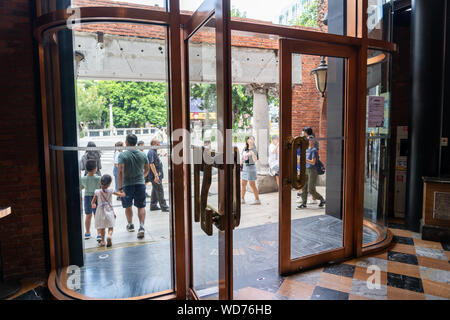 Miyahara. Ein aus rotem Backstein, alte Augenheilkunde Klinik hat sich zu einem beliebten Wahrzeichen für Kaffee, Dessert umgewandelt worden, und Restaurants in Taichung, Taiwan Stockfoto