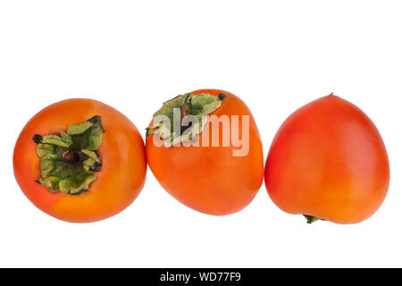 Ganze drei Persimmon orange Frucht mit grünen Blättern auf weißem Hintergrund, Draufsicht, Seitenansicht, Rückansicht Stockfoto