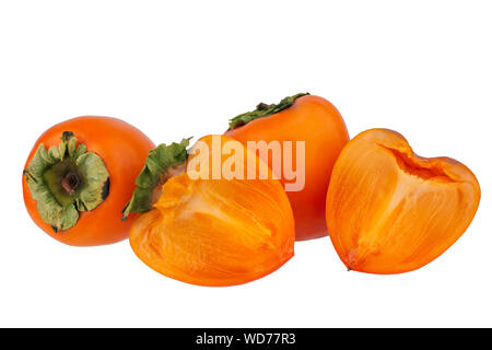 Zwei orange Kaki Obst oder diospyros Kaki und zwei Hälften eines Persimmon mit grünen Blättern auf weißem Hintergrund Nahaufnahme Stockfoto