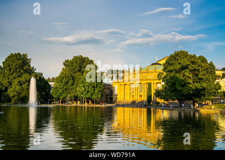 Stuttgart, Deutschland, 25. August 2019, historische Oper Gebäude in der warmen Abendsonne im Wasser der kleine See in der Innenstadt von Palace ga widerspiegelt Stockfoto
