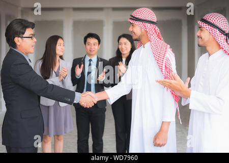 Geschäftspartner Teamwork mit Handshake nach Vereinbarung Angebot zusammen, Geschäftsleute Team sind die Hände schütteln miteinander in Sitzung Ro Stockfoto