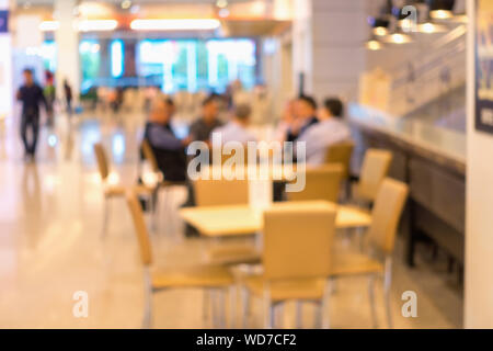 Abstrakte Motion Defokussieren verschwommen von Kaffee Cafe Shop im Kaufhaus, Defokussierten Blurry und Bokeh Licht im Einkaufszentrum, Business Kunden speichern S Stockfoto