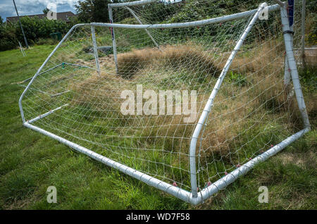 Abgebrochene Fußballtor Beiträge in einem Feld. Stockfoto