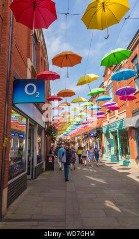 Eine farbige Darstellung der Schirme, die obenliegend in der Fürstbischöfe Shopping Precinct in Durham, England, Großbritannien Stockfoto