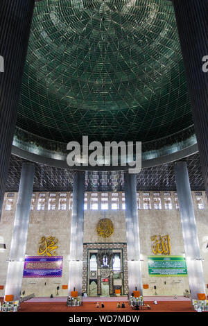 Der Innenraum der Moschee Masjid Istiqlal (Unabhängigkeit) Jakarta, Indonesien Stockfoto