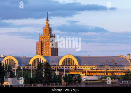 Akademie der Wissenschaften Gebäude, die Zentrale Markt- und der S-Bahn Brücke den Fluss Daugava, Riga, Lettland, Nordeuropa überschreiten, Stockfoto