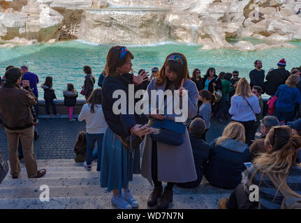 Rom, Italien - Mar 1, 2017: Zwei junge asiatische Touristen in einem sehr schön für ein selfie mit dem Hintergrund der Trevi-brunnen darstellen Stockfoto