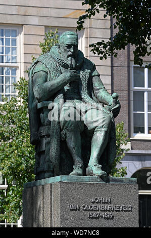 Den Haag, Niederlande - 2019.08.07: Denkmal von Johan van oldenbarnevelt (1547-1619) Lange Vijverberg Stockfoto