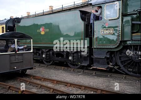 Moderator und Rundfunksprecher Herr Timm Dunn filme Ex Great Western Railway 7903" Foremarke Hall' in Didcot Railway Centre, Oxfordshire Stockfoto