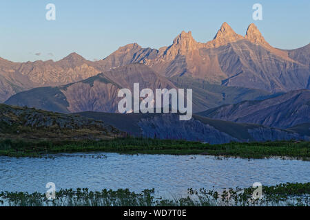 Sonnenuntergang auf die Aiguilles d'Arves Peaks über den Guichard See Stockfoto