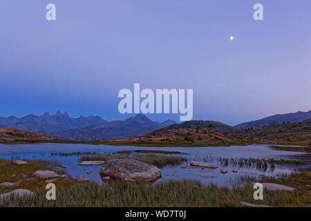 Blaue Stunde auf die Aiguilles d'Arves Peaks über den Guichard See Stockfoto