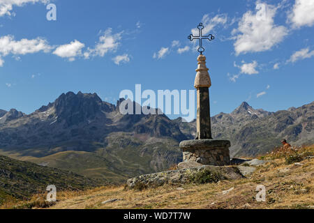 - SAINT SORLIN, Frankreich, 9. August 2019: ein Wanderer Rest unter dem Croix de Fer (Eisernes Kreuz), Nennen von Namen zu den berühmten Pass der Französischen Alpen. Stockfoto