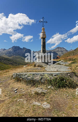 - SAINT SORLIN, Frankreich, 9. August 2019: ein Wanderer Rest unter dem Croix de Fer (Eisernes Kreuz), Nennen von Namen zu den berühmten Pass der Französischen Alpen. Stockfoto