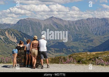 - SAINT SORLIN, FRANKREICH, August 9, 2019: eine Familie bewundert die Landschaft von Arves Tal von der berühmten Mountain Pass de la Croix de Fer. Stockfoto