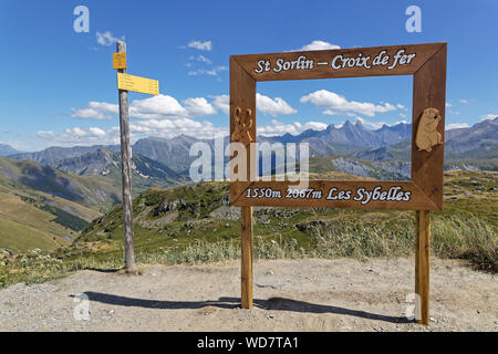 - SAINT SORLIN, Frankreich, 9. August 2019: Ein besonderer Platz für den Blick auf die Aiguilles d'Arves, in der berühmten Mountain Pass der Französischen Alpen. Stockfoto