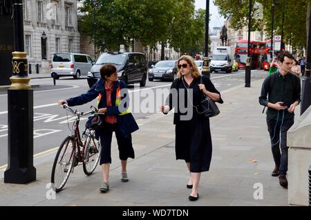 Penny mordaunt hinunter Whitehall, befragt Stockfoto