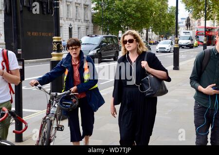 Penny mordaunt hinunter Whitehall, befragt Stockfoto