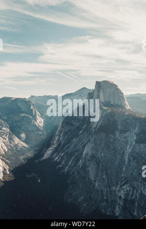 Blick auf den Half Dome vom Glacier Point, Yomesite Kalifornien Stockfoto