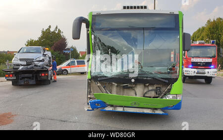 Brandenburg, Deutschland. 28 Aug, 2019. Ein Schulbus steht auf der Straße beschädigt nach einem Unfall, während das Fahrzeug abgeschleppt wird. Ein Schulbus in Brandenburg an der Havel ein Auto - verfangen hat, 30 Personen wurden verletzt, viele von ihnen Kinder. (Zu "Schule Bus fährt auf Auto - 30 Verletzte") Foto: Julian 1603/dpa-Zentralbild/dpa Quelle: dpa Picture alliance/Alamy leben Nachrichten Stockfoto