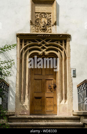 Alte Tür mit Metall Klopfer in Kreisform. Stockfoto