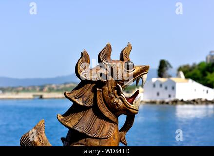 Holz- dragon Figur, auf der touristischen Piratenschiff black rose, Korfu, Griechenland Stockfoto