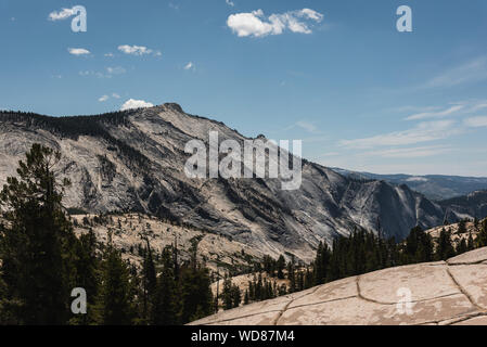 Blick auf den Half Dome aus Olmsted Point auf der Tioga Pass Road Stockfoto