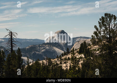 Blick auf den Half Dome aus Olmsted Point auf der Tioga Pass Road Stockfoto